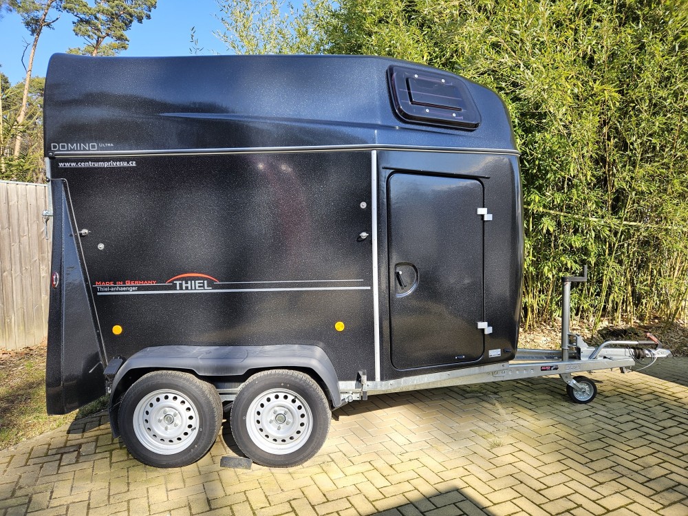 Celolaminátový přívěs na dva koně