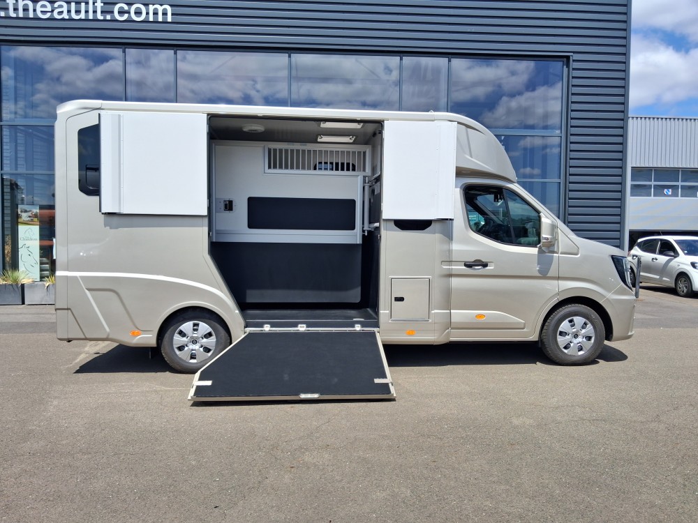 Nový THEAULT v maxi výbavě pro 5 osob, automat, 2 koně, prodloužená verze, maxisedlovna